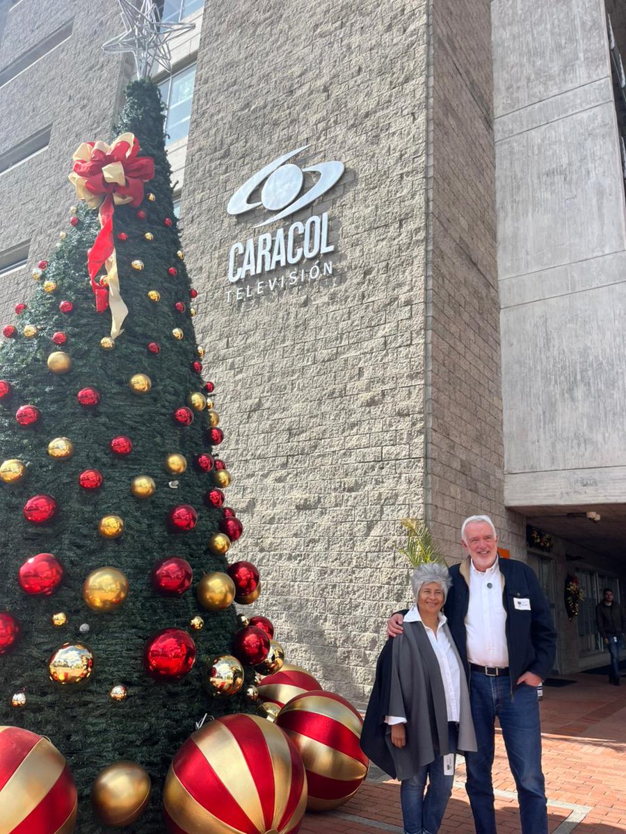 Seguimos en gira de medios por <a href="/NoticiasCaracol/">Noticias Caracol</a> 

Hay ciudades que inspiran… y Bogotá es una de ellas. Hoy sentimos más que nunca que este camino al Congreso sí vale la pena. #LosQueSí <a href="/LucyMolano/">Lucy Molano. Arq</a> <a href="/sergio_fajardo/">Sergio Fajardo</a>