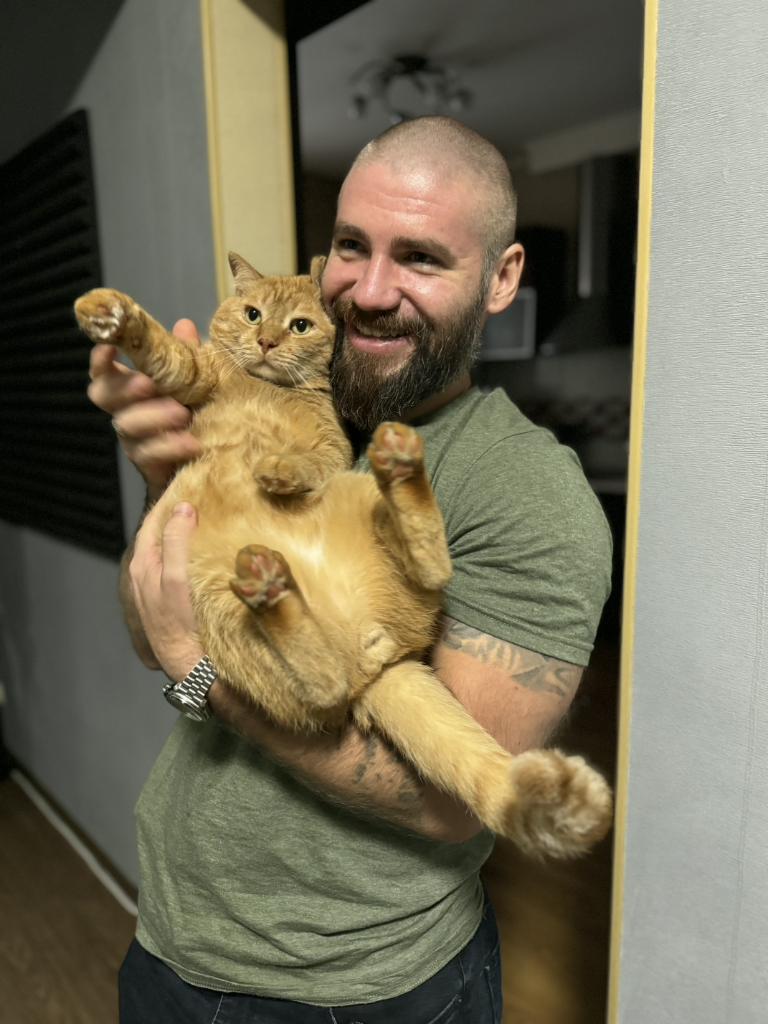 За останні роки армія отримала величезну кількість людей, які до повномасштабного вторгнення ніколи не уявляли себе в армії. Власники і менеджери бізнесів, айтішники, інженери, логісти, юристи, лікарі, викладачі, проджект-менеджери - люди, які звикли відповідати за результат.