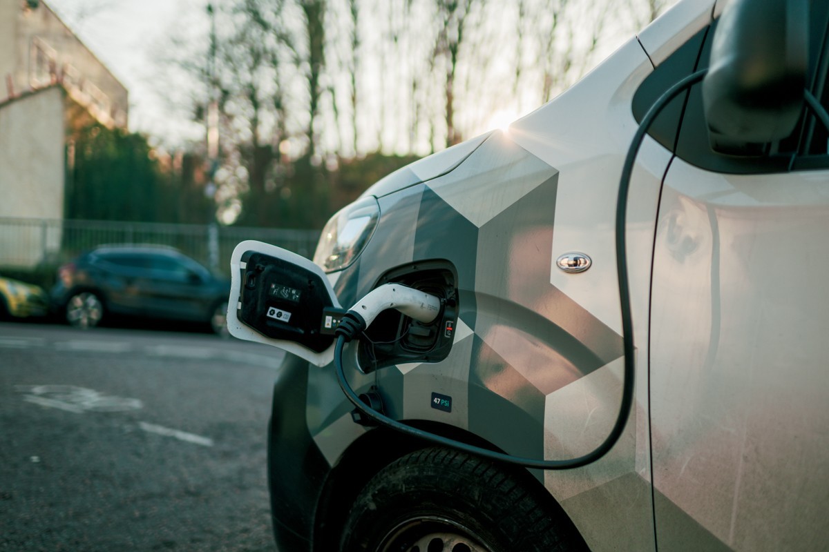 Royal_Greenwich's tweet photo. No driveway? No problem. 🚗⚡️
We’re trialling new cross-pavement EV charging so residents without driveways can safely and affordably charge from home.
Cables run safely under the pavement 👇
Find out more &amp; register your interest here:  https://t.co/IcU6GyKHd9 🔗 https://t.co/yk0vndL15G