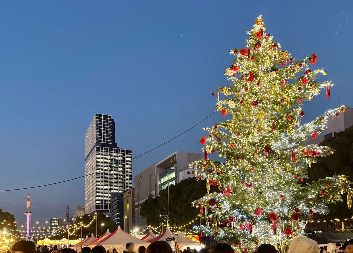 x_fcFree7F's tweet photo. 📍名古屋クリスマスマーケット🎄
日が沈むにつれて、空の色と光の表情が少しずつ変わっていく。
賑わいの中に、冬だけのあたたかさを感じる夜でした。

#名古屋クリスマスマーケット2025
#クリスマスマーケット
#イルミネーション https://t.co/pemPCgQwS7