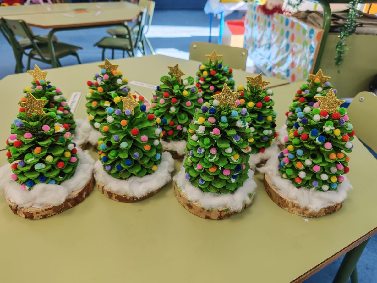 Los niños de 5 años han realizado esta semana una manualidad de navidad, sencilla pero muy vistosa: con una piña, témpera verde y pompones han creado unos árboles de navidad chulísimos!
#educacyl