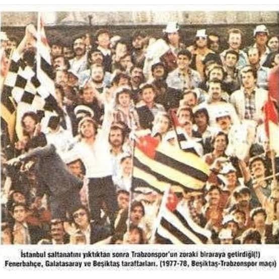 Bir haftadır İstanbul basını, İstanbul kulüpleri tam olarak bu şekilde Trabzonspor’a karşı kenetlenmiş durumda tıpkı 1980’li yıllardaki gibi yakında tribünlerde bu kareyi görürseniz şaşırmayın.

Bu yüzden elele, gönül gönüle Trabzonspor’umuza sahip çıkalım.