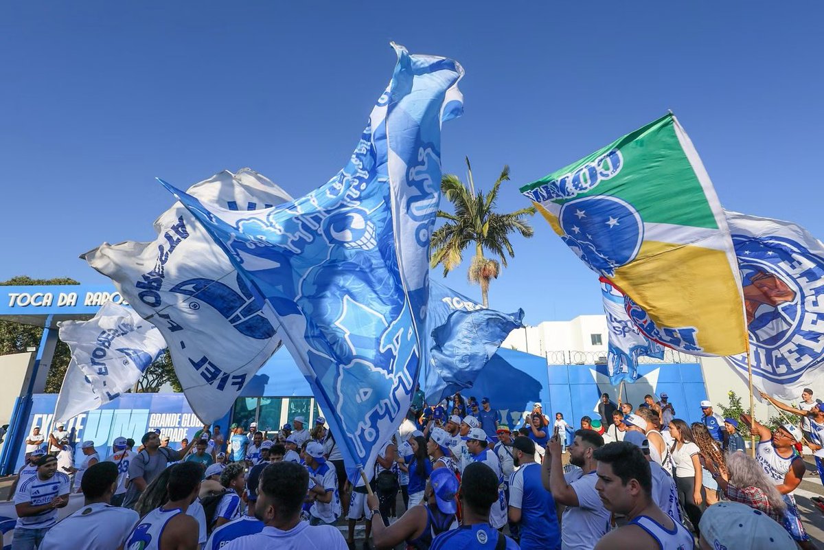 samuelvenancio's tweet image. Quarta-feira já ficou pra trás. Neste sábado, uma convocação à Nação Azul pra comparecer ao último treino antes do duelo contra o Corinthians na Toca II, às 15h! Na reta final do treino, jogadores terão um contato com a torcida. Bora lá, meu povo!!!