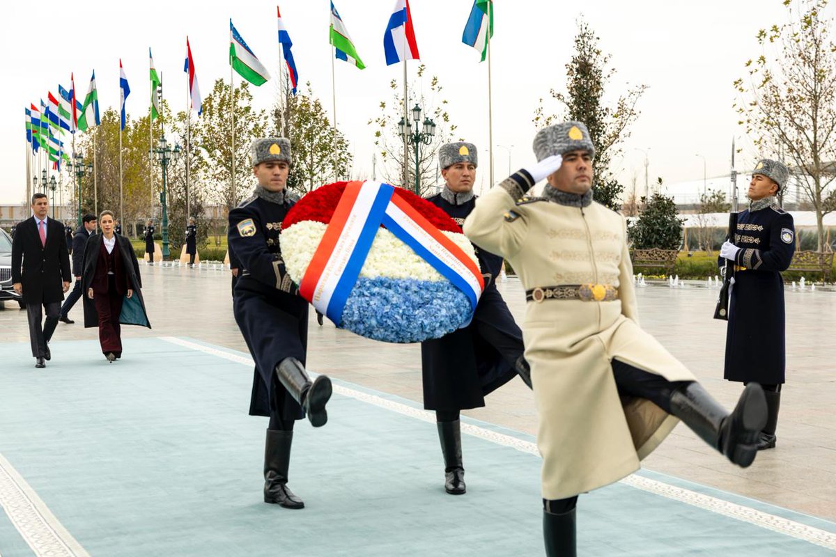 Hoy, frente al Monumento a la Independencia en el Nuevo Parque del Uzbekistán, rendimos homenaje a los héroes de esta tierra, reconociendo en ellos el mismo espíritu inquebrantable que corre por nuestras venas.

Al igual que Paraguay, este es un pueblo que ha atravesado guerras y