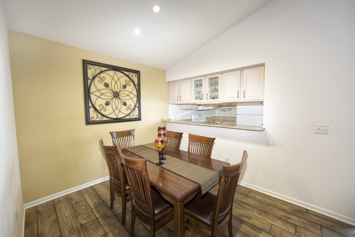 MarciniakTeam's tweet image. NEW LISTING ALERT!! 8991 Woodbridge Dr Greendale, Wisconsin 53129
Welcome to this extra-large 2-bedroom, 2 Bath condo in the highly desirable Overlook Lakes!