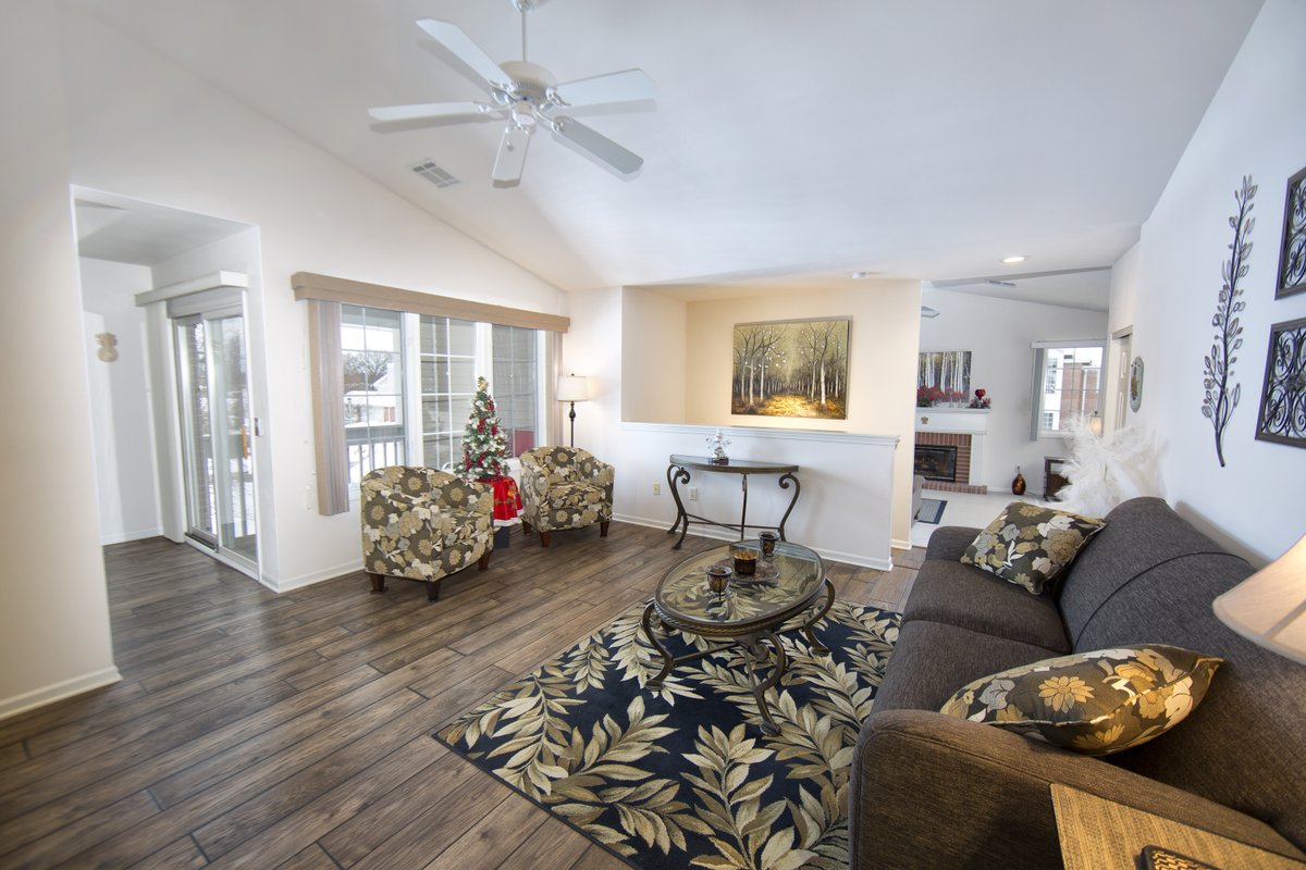 MarciniakTeam's tweet image. NEW LISTING ALERT!! 8991 Woodbridge Dr Greendale, Wisconsin 53129
Welcome to this extra-large 2-bedroom, 2 Bath condo in the highly desirable Overlook Lakes!