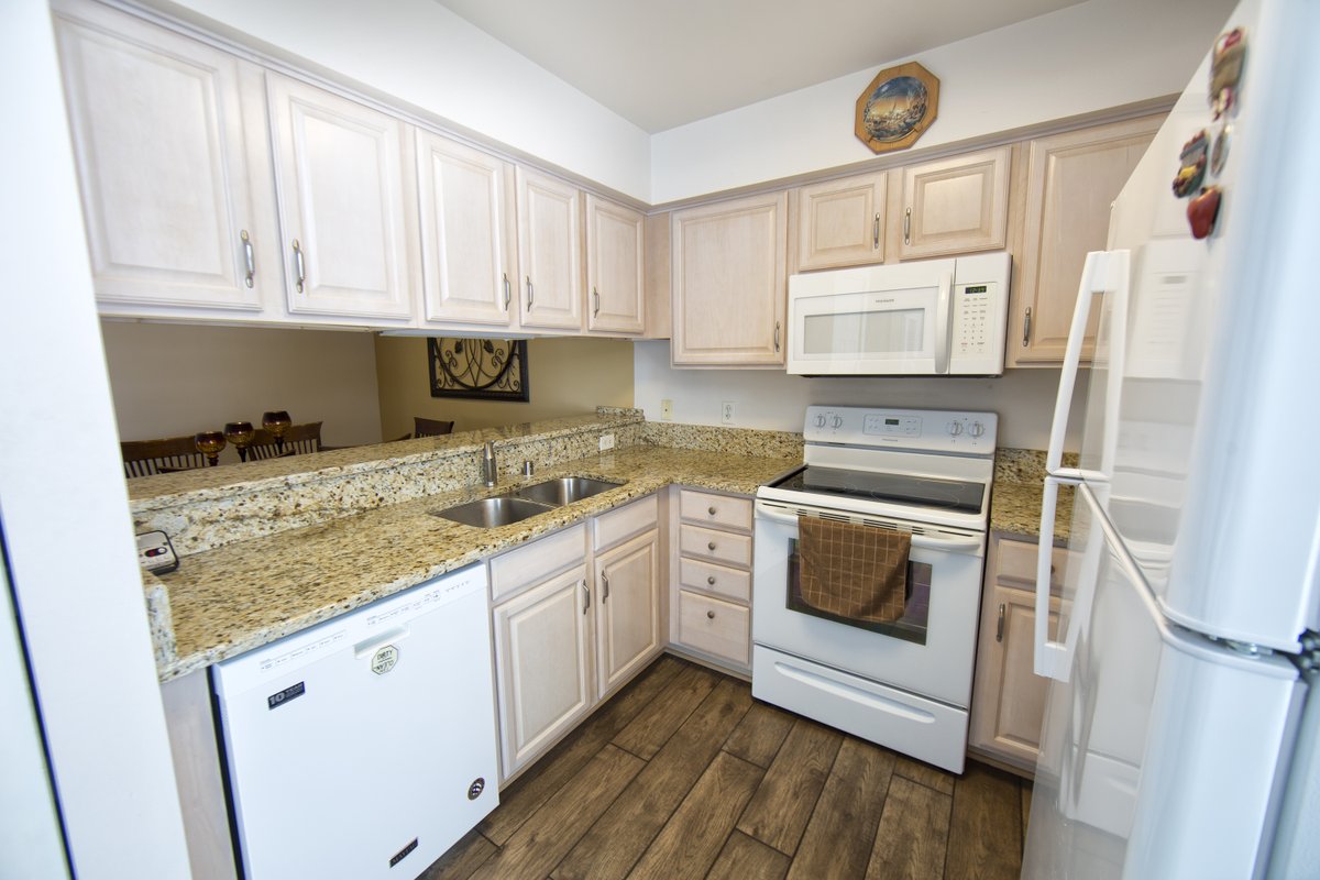 MarciniakTeam's tweet image. NEW LISTING ALERT!! 8991 Woodbridge Dr Greendale, Wisconsin 53129
Welcome to this extra-large 2-bedroom, 2 Bath condo in the highly desirable Overlook Lakes!