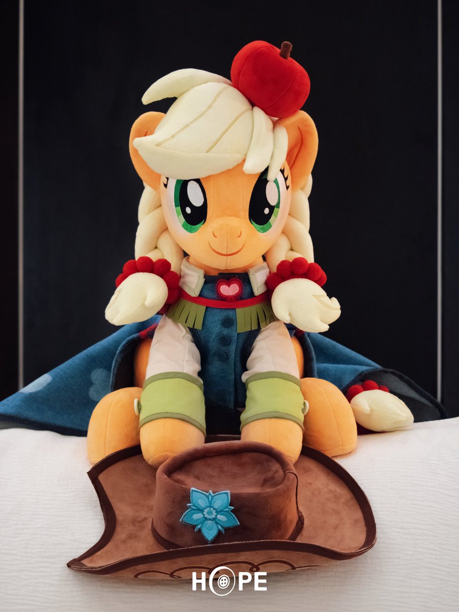50kilosofhope's tweet photo. I took some cute photos of Applejack���
This outfit was worn at Bigmac's wedding in S9E23.
All images have been uploaded to DA:
https://t.co/fTgnVHvK0G

#mlpfim #AppleJack #plush https://t.co/gmgJZCWHhW