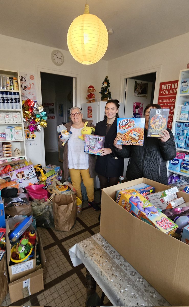 ✨  Collecte de jouets VYV Solidaires 
<a href="/LFStephanais/">Le Foyer Stephanais</a> a remis aujourd'hui les jouets récoltés auprès de ses collaborateurs au <a href="/SecoursPop/">Secours populaire</a> de Saint Etienne du Rouvray.
🎁16 cartons et sacs : jouets neufs et d'occasion en bon état. 
🎄L'arbre de Noël aura lieu le 20/12 
<a href="/Groupe_VYV/">Groupe VYV</a>