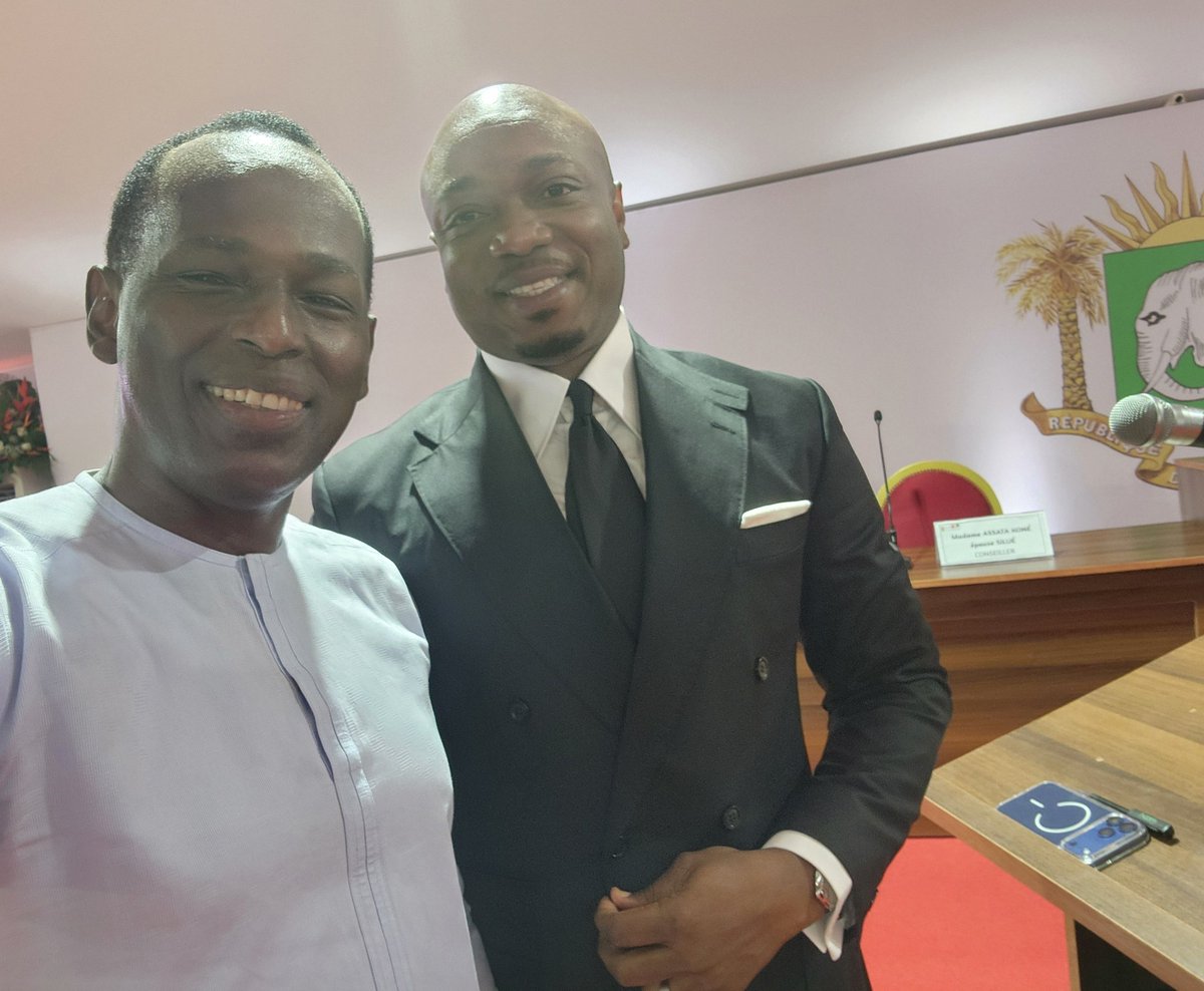 Puisque ça a énervé des gens, je remets une autre photo, prise lors de l'investiture du président Ouattara. (ici avec le MC de la cérémonie, Ali Diarrassouba)