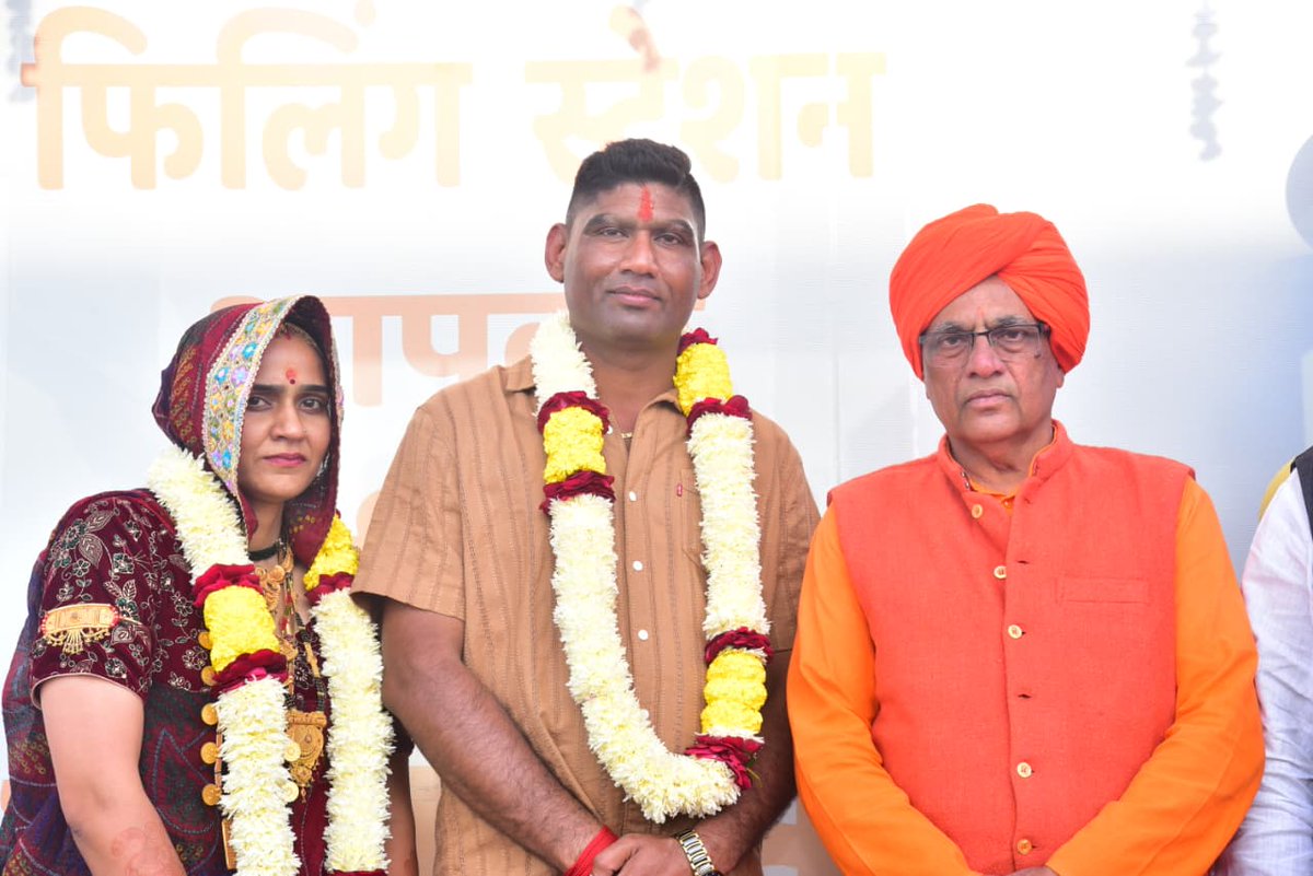 MPSumedhanand's tweet photo. आज धोद विधानसभा के ग्राम रसीदपुरा में हेजल फिलिंग स्टेशन के भव्य शुभारंभ समारोह में सम्मलित होने का सौभाग्य प्राप्त हुआ। इस नवीन प्रतिष्ठान के लिए अनिल कुमार जी को हार्दिक बधाइयाँ एवं उज्ज्वल भविष्य की शुभकामनाएँ।
@BJP4Rajasthan #dhod https://t.co/l3qBPIOXGo