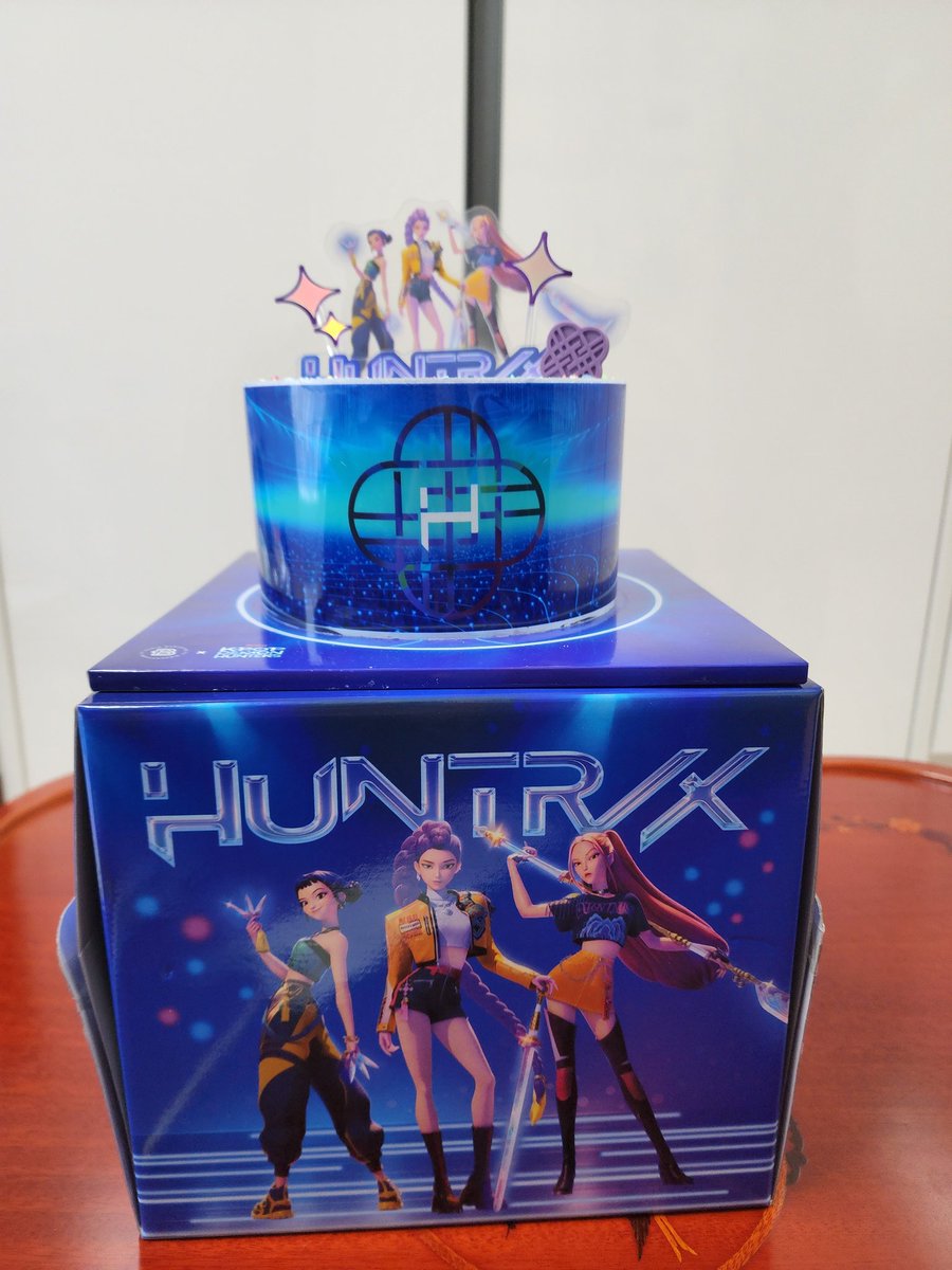 5488aaa's tweet image. 친구  생일서  만난
케이크