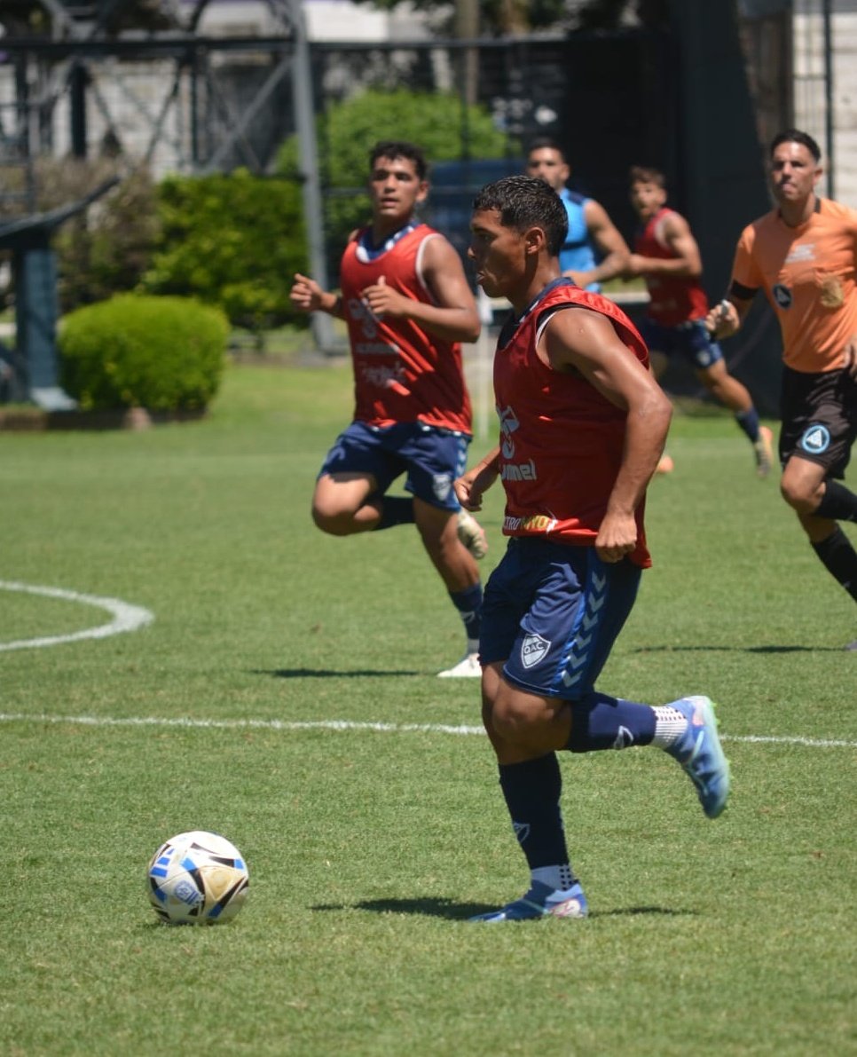 ⚽️ 𝐀𝐦𝐢𝐬𝐭𝐨𝐬𝐨 𝐝𝐞 𝐩𝐫𝐞𝐩𝐚𝐫𝐚𝐜𝐢𝐨́𝐧

El equipo de Alfredo Grelak disputó dos encuentros esta mañana en el Ciudad de Quilmes en dos tiempos de 25' cada uno. 

▪️ Primer partido:
Victoria 1 - 0 (Roseti)
Formación: Glellel; Ortega, Romeo, Lescano, Bindella; Martínez,