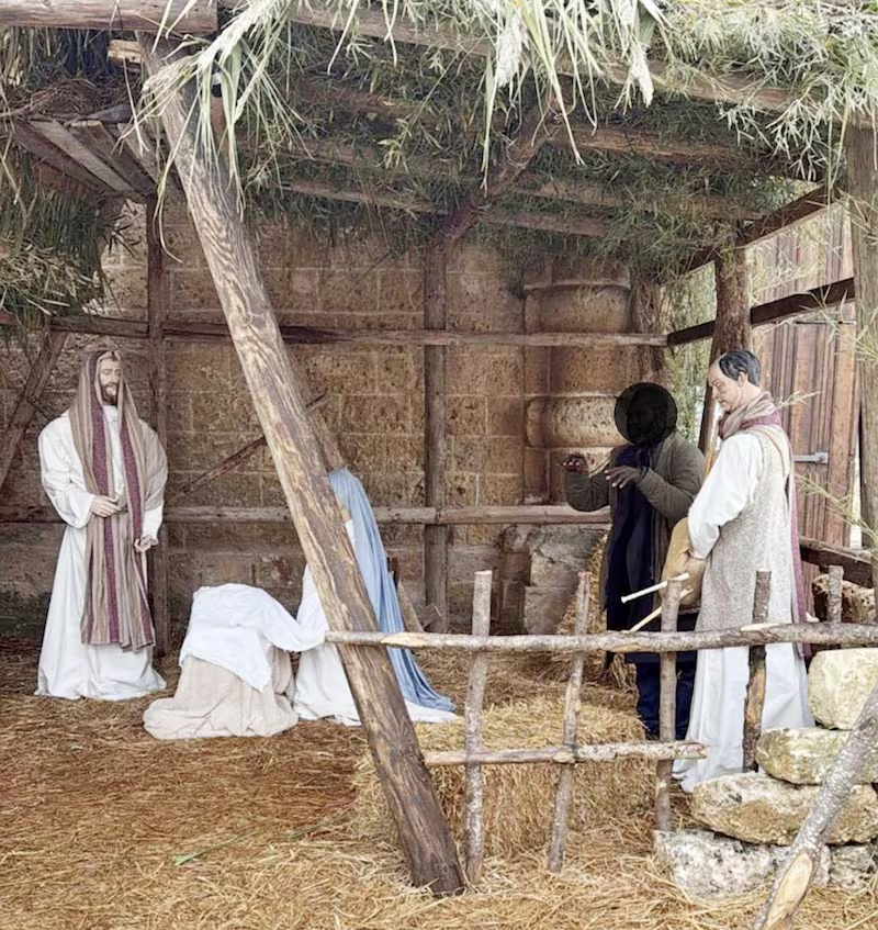 F_Desouche's tweet image. Galatone (Italie) : Un criminel activement recherché tente d'échapper à la police en se faisant passer pour un roi mage dans une crèche de Noël.

 fdesouche.com/2025/12/12/gal…