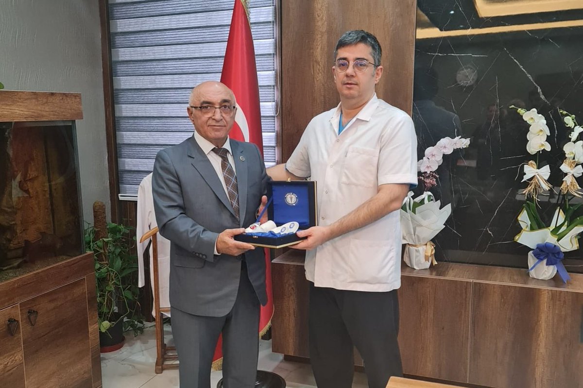 Bitlis Sağlık Sen Şube Başkanı Baki Kaya ve şube yönetimi, Başhekimiz Op. Dr. Barış Sarıçoban'a hayırlı olsun ziyaretinde bulundu. Kendilerine nazik ziyaretleri için teşekkür ederiz.