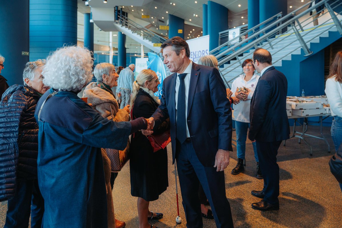 cestrosi's tweet photo. Quel bonheur de retrouver nos seniors pour partager ce moment de convivialité, de joie et d’amitié à l’approche de Noël, autour du spectacle « Les plus belles comédies musicales ». À Nice, même dans une métropole de 500 000 habitants, nous gardons cet esprit de village où chaque génération compte et où nos aînés ont une place à part.