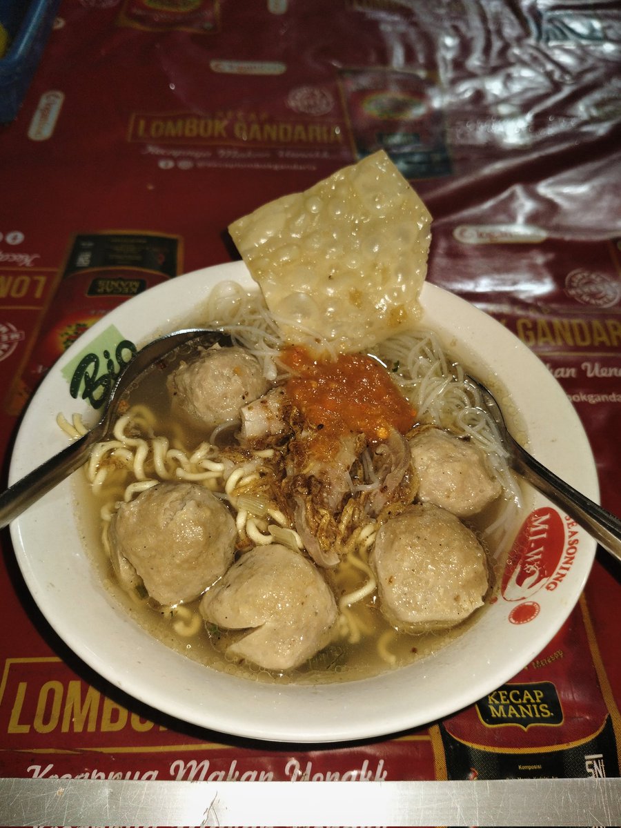 melatisaa's tweet image. Sedia bakso sebelum tepar 🫂