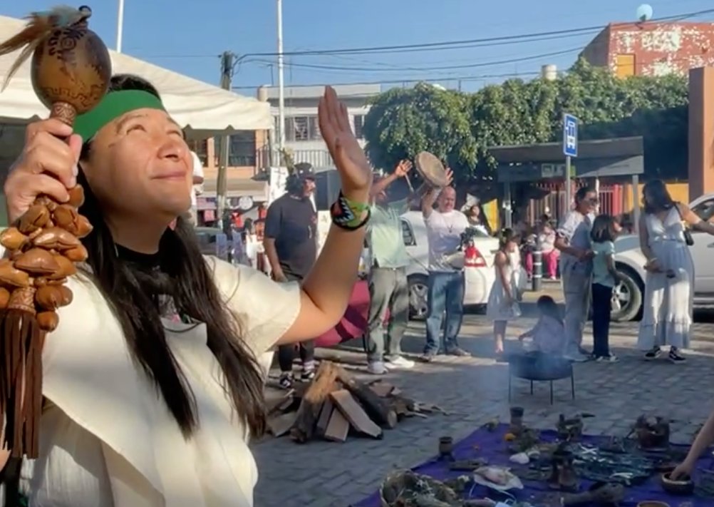 esperanzaprojec's tweet photo. 🌄 La Expo Espiritualidad Te Deum en Tonalá mezcla rituales católicos e indígenas, arte y oración, honrando a Pachamama y defendiendo el Cerro de la Reina. Tradición y unidad se unen: Tonalá despierta para proteger su cerro sagrado. 👣 Más: https://t.co/arBeybIG25 https://t.co/obm8xmn5g3