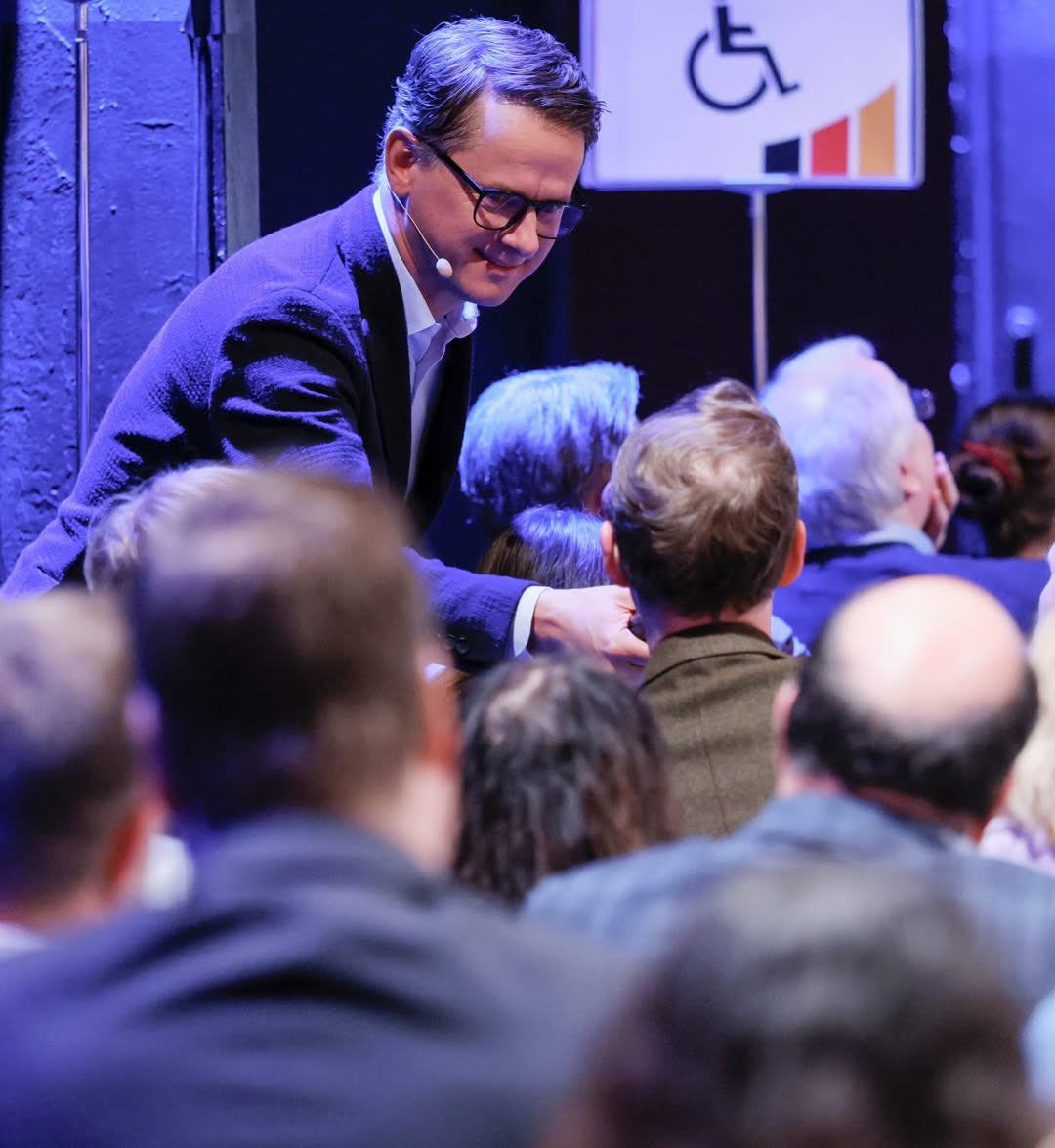 🇩🇪 Los mítines son un formato de actos muy aburrido… que no nos servirá para conectar con nuevos públicos, atraer a la gente joven, ni que vengan personas no fidelizadas… y los podcasts están de moda…

¿Y si hacemos un videopodcast como partido?

Es más, y si hacemos una gira