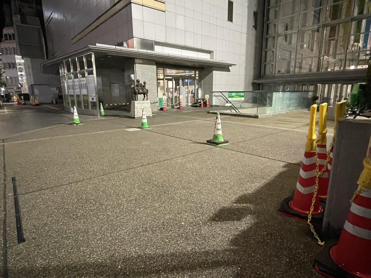 案の定、風の強い日は21時過ぎてもバリケード張ってない😅