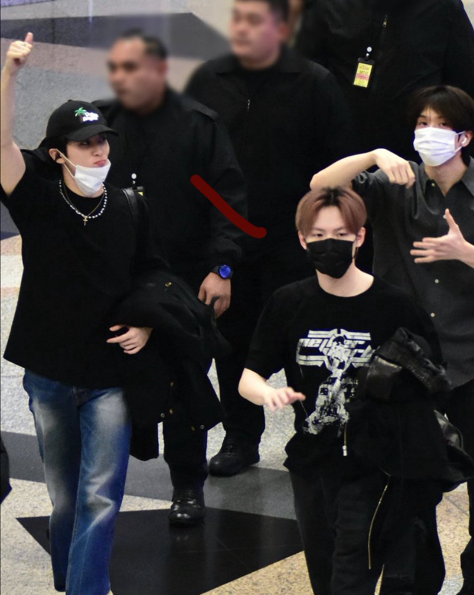 remioosaa's tweet image. GUYS LOOK AT MARK LEE PROUD FACE AND THE THUMBS UP SEEING THE CROWD 😭😭😭 ketua bangga melihat rakyat malaysiaaaa 👍 #TDS4inKL