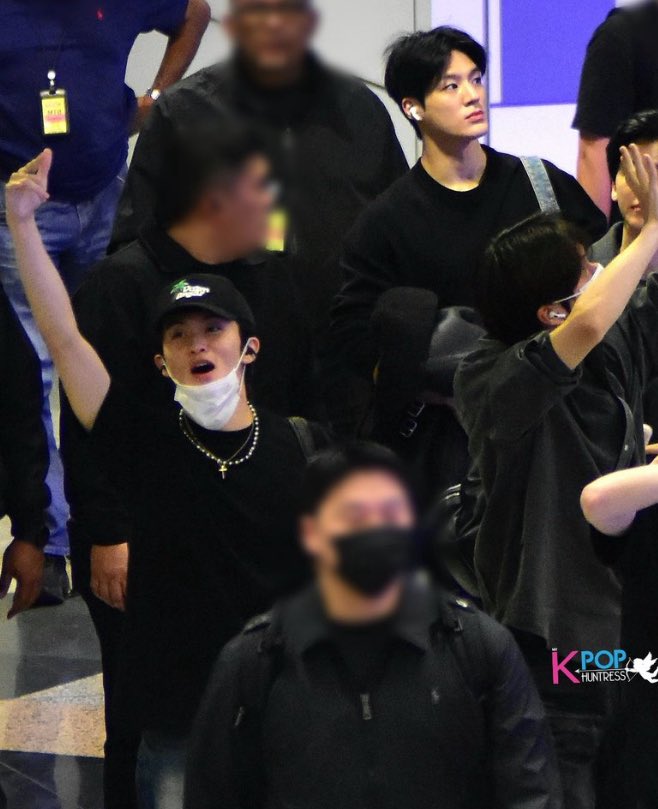 remioosaa's tweet image. GUYS LOOK AT MARK LEE PROUD FACE AND THE THUMBS UP SEEING THE CROWD 😭😭😭 ketua bangga melihat rakyat malaysiaaaa 👍 #TDS4inKL