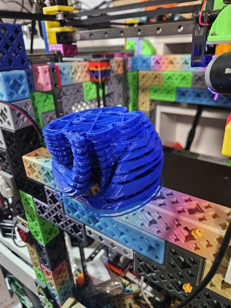 Erm... What? How does this happen? 
#PrintFixFriday any clues <a href="/3D_Musketeers/">Grant @3D Musketeers #1440Makers</a> 🤣 this is <a href="/sunluofficial/">SUNLU</a> Klien Blue PLA, at 0.6mm on an <a href="/E3DOnline/">E3D</a> Revo Hemera