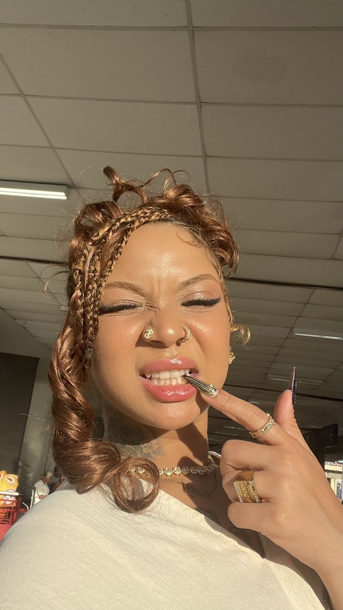 nandatsunamii's tweet image. eu acredito que na sexta feira garotas bonitas viram feiticeiras