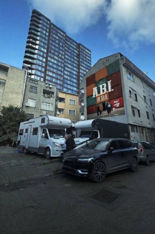 PageAfram's tweet photo. set de ayer de #ABI nos dejó momentazos 🔥✨
Con Afra y Dieren presentes, la energía estuvo a otro nivel… y sí, se vienen cosas MUY grandes 👀🎬
Cada día que pasa, este proyecto promete más y más.
¿Están listos para lo que se viene? 😍🔥
#ABI #Afrasaracoğlu #Dieren #SetDay https://t.co/UGTr4PJ3mi