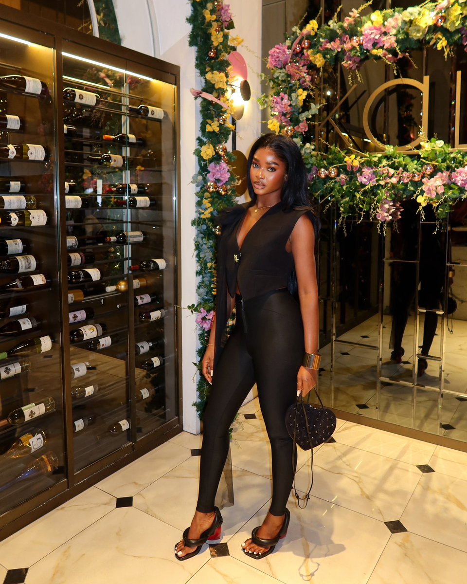 5’9, brown eyes! 😍