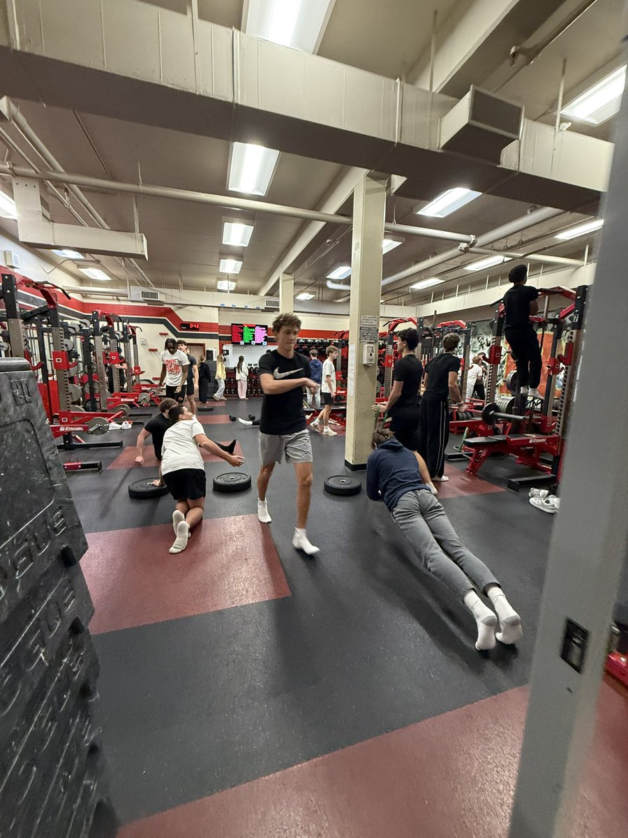 wcsRHSstrength's tweet photo. One of our favorite training sessions to end the semester #12daysofFitmas https://t.co/DDQ49qMnah