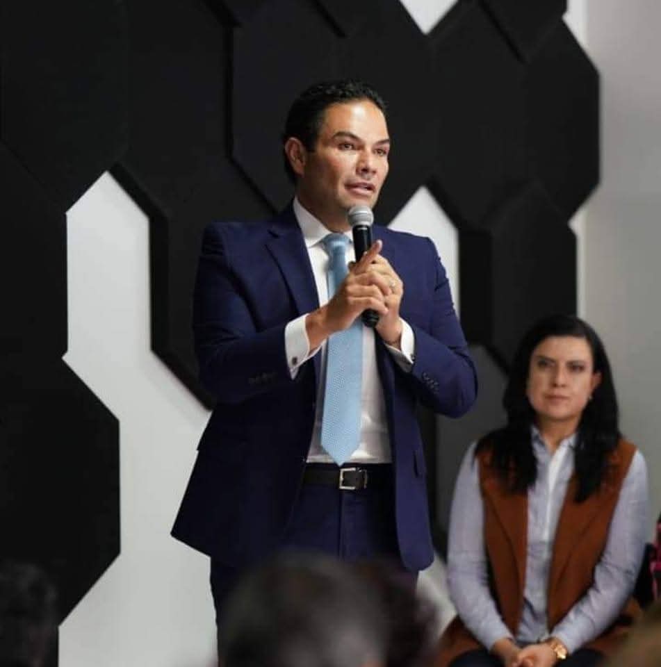 PerroChilangomx's tweet photo. Solicitamos la intervención de la @FGRMexico para investigar de dónde saca el Senador @EnriqueVargasdV para tener un criadero de caballos españoles de millones y millones de pesos. #ine #pan #huixquilucan #yabasta #Noticia #cartelinmobiliariodelpan @OHarfuch https://t.co/D7NF1owQ5D