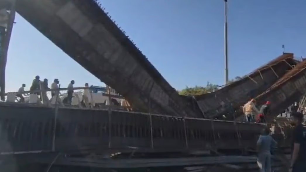 Parts of under-construction bridge collapse in Valsad; R&amp;B issues notice to contractor
deshgujarat.com/2025/12/12/par…