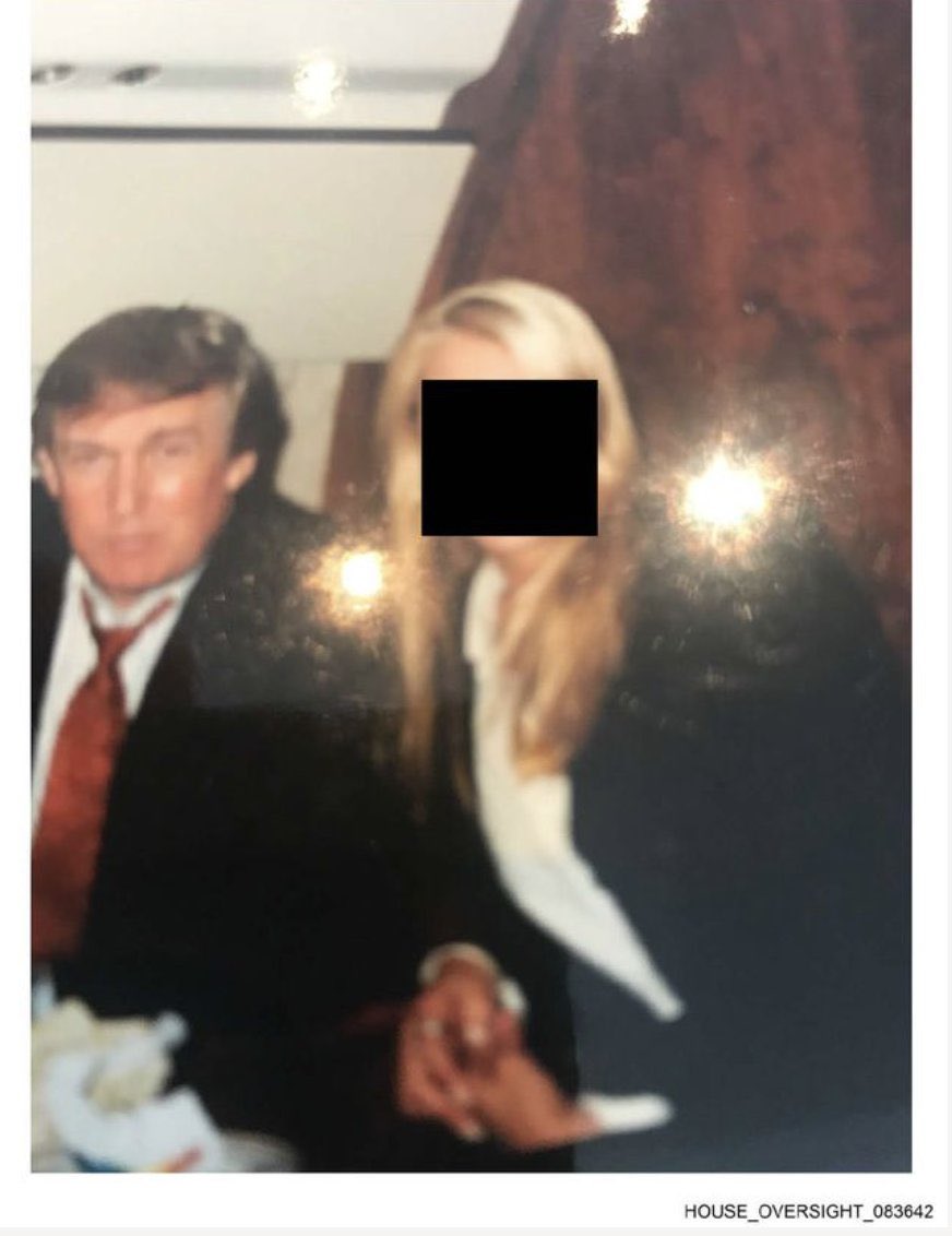 🇺🇸 | LO ÚLTIMO: Los demócratas de la Cámara de Representantes publican fotos que muestran a Donald Trump con víctimas de Epstein.