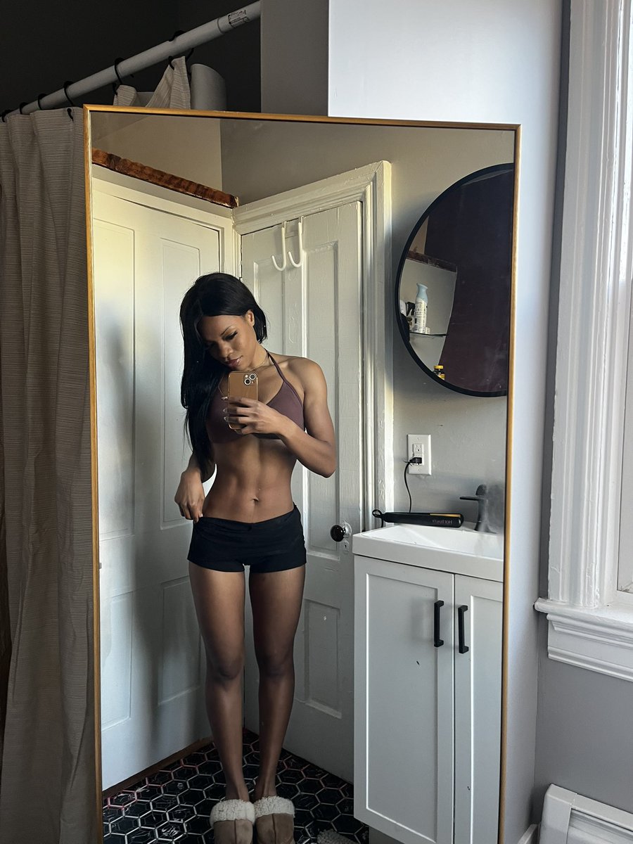 kymonsfw's tweet image. 10 pounds down and I genuinely love it here 🤞🏾