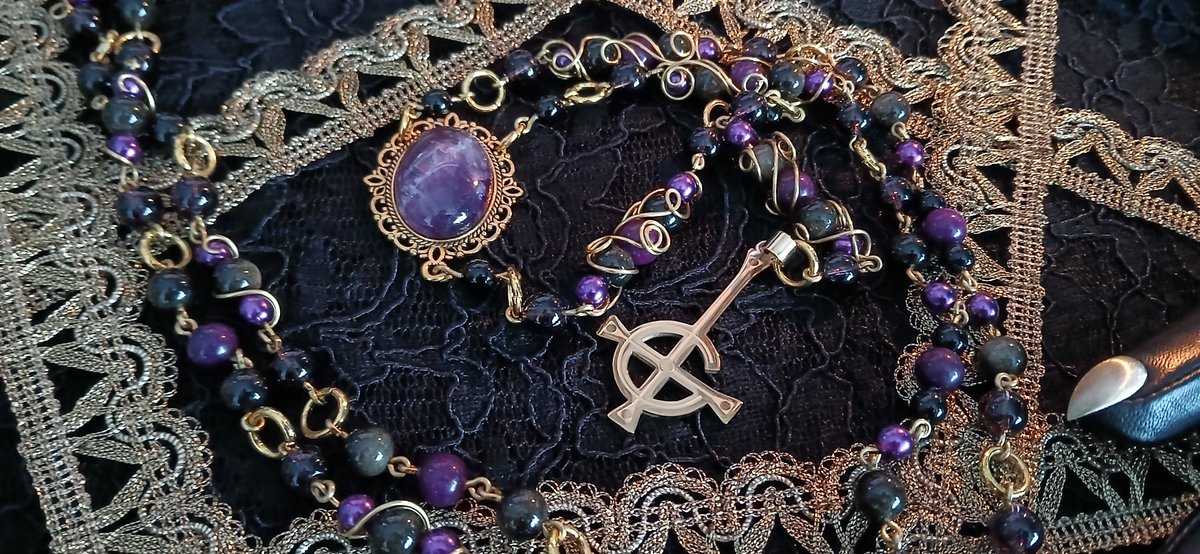ALRIGHT! Tomorrow at 8 pm CEST this rosary will be available in my ko-fi store!

ko-fi.com/darkmagpiearts…