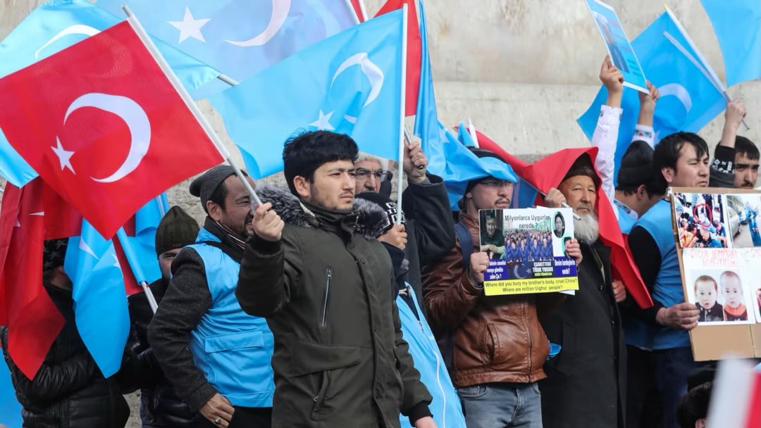 _Devletci_'s tweet photo. Devletimiz 5 milyon Uygur Türk’ünü ülkemize yerleştirmeye karar verirse destekler misiniz? 

A) EVET
B) HAYIR https://t.co/qcXwqetHDE