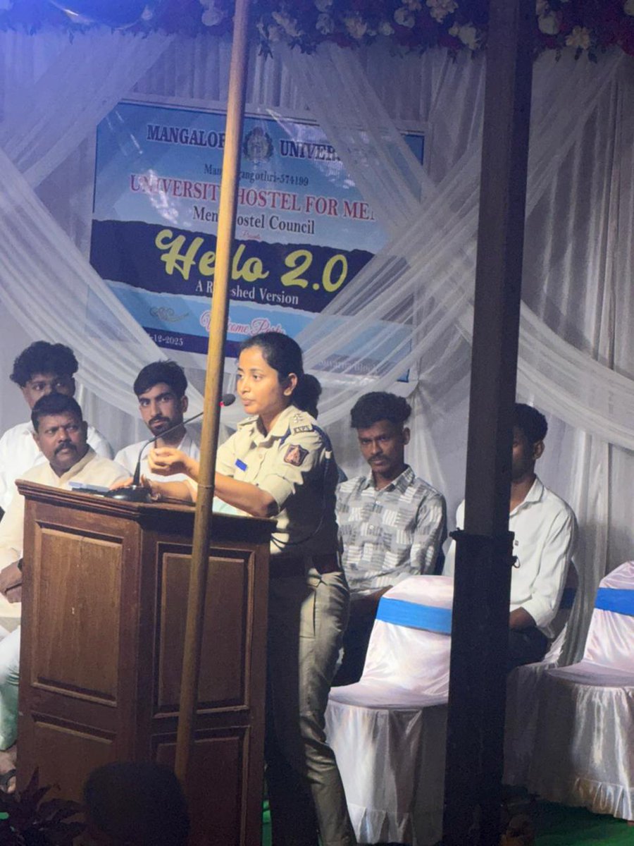 ಈ ದಿನ ದಿನಾಂಕ 12-12-2025 ರಂದು ಮಂಗಳೂರು ವಿಶ್ವ ವಿದ್ಯಾನಿಲಯ ಕಾಲೇಜ್ ಆವರಣದಲ್ಲಿ  ಮಂಗಳೂರು ವಿಶ್ವ ವಿದ್ಯಾನಿಲಯ ಕಾಲೇಜ್  ಹಾಸ್ಟೆಲ್ ವಿದ್ಯಾರ್ಥಿಗಳಿಗೆ ಮಾದಕ ದ್ರವ್ಯಗಳ ಸೇವನೆ ಇಂದ ಆಗುವ ದುಷ್ಪರಿಣಾಮಗಳ ಬಗ್ಗೆ ಮತ್ತು ಸೈಬರ್ ಅಪರಾಧಗಳ ಬಗ್ಗೆ ಕಾರ್ಯಾಗಾರ ನಡೆಸಿ ಮಾಹಿತಿ ನೀಡಲಾಗಿರುತ್ತದೆ.