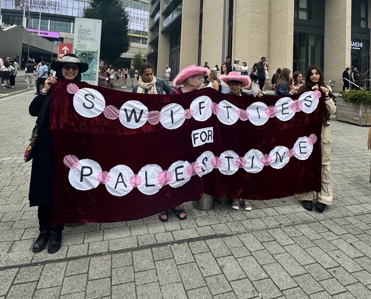 LuneKp's tweet image. These pics were taken at the SAME venue shown in episode 1. Choosing to platform the word “Israel” in the Eras Tour documentary is actually insane. The word is a massive trigger and people are STILL begging Taylor to speak about Palestine. #TheEndOfAnEra