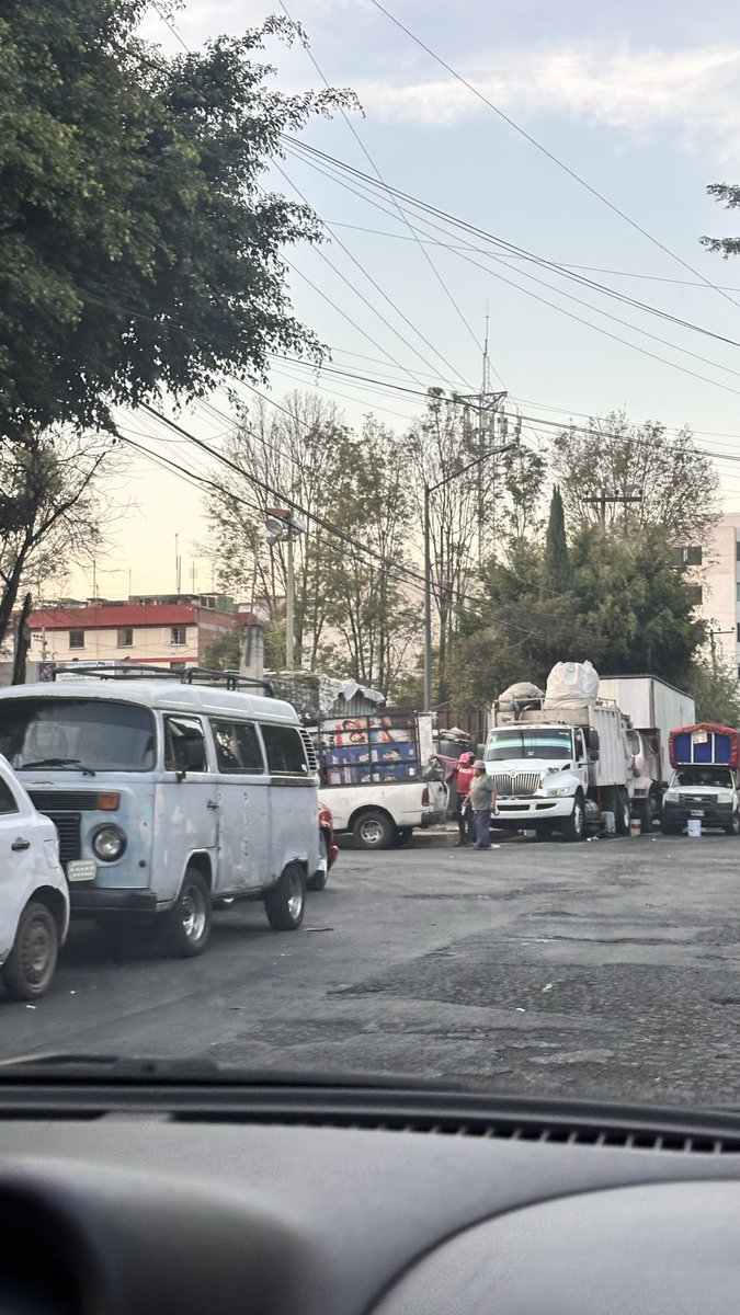 adascript's tweet image. Revisen el basurero de Yácatas en Santa Cruz Atoyac.
Decenas de camiones de basura estacionados en doble fila y alrededores generan un grave problema de salud pública: moscas y ratas por todos lados.
Además, invaden carriles, dañan el asfalto y provocan baches. Urge atención.