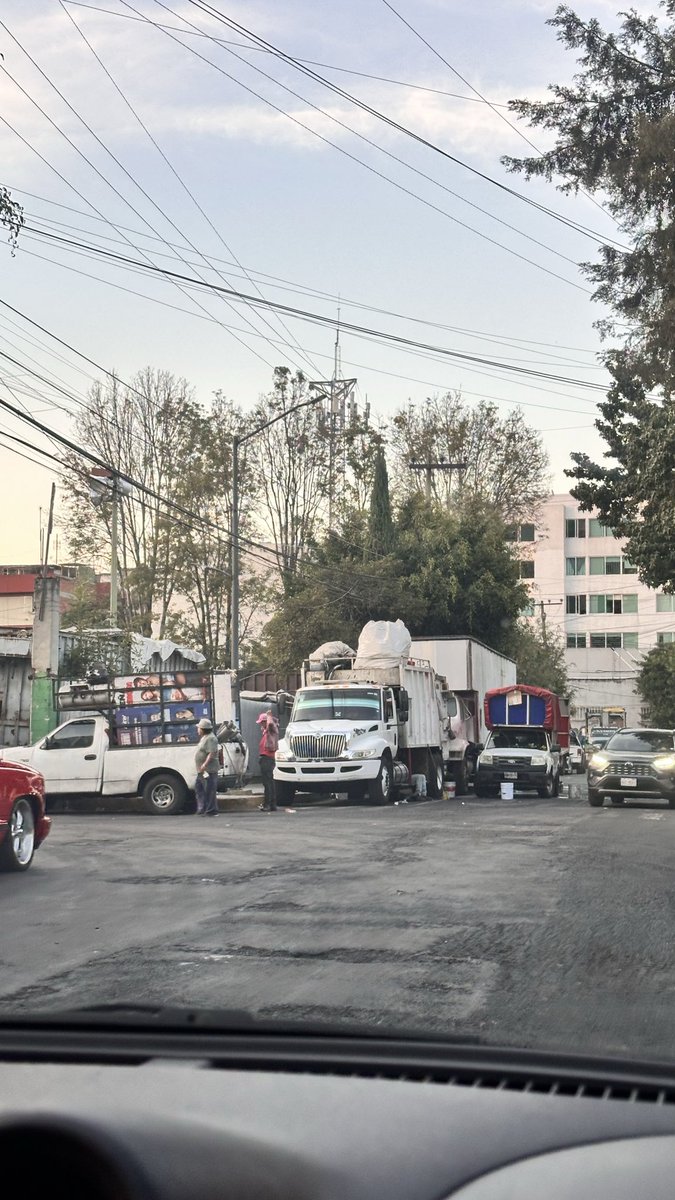 adascript's tweet image. Revisen el basurero de Yácatas en Santa Cruz Atoyac.
Decenas de camiones de basura estacionados en doble fila y alrededores generan un grave problema de salud pública: moscas y ratas por todos lados.
Además, invaden carriles, dañan el asfalto y provocan baches. Urge atención.