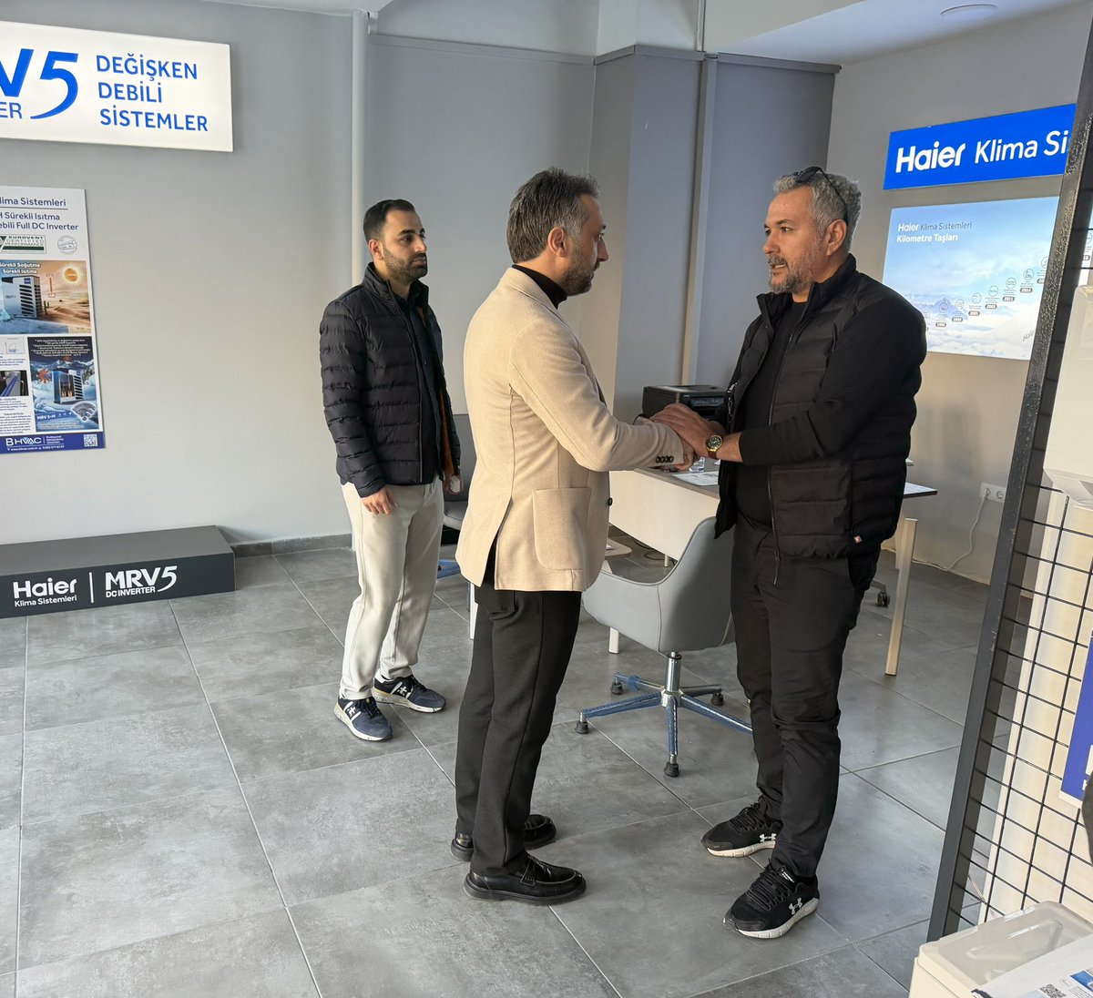 akyenisehirilce's tweet photo. 📍 Cumhuriyet Mahallesi 
🔻 Esnaf Ziyareti

İlçe Başkanımız Sn. Seyidhan Kartal ve ilçe yönetim kurulu üyelerimizle birlikte Cumhuriyet Mahallemizde esnafımızı ziyaret ettik.
Mahallemizin nabzını tutarak esnafımızla birebir sohbetler gerçekleştirdik; talep, öneri ve beklentilerini dinledik.

Her zaman olduğu gibi milletimizin yanında, sahada ve gönül gönüleyiz. Ziyaretimiz sırasında Sayın Cumhurbaşkanımız Sn. Recep Tayyip Erdoğan’ın selamlarını esnafımıza ileterek birlik ve beraberlik mesajımızı paylaştık.

Cumhuriyet Mahallemizde olduğu gibi ilçemizin her noktasında, hemşehrilerimizle bir arada olmaya, ortak akıl ve gönül birliğiyle çalışmaya kararlılıkla devam ediyoruz.