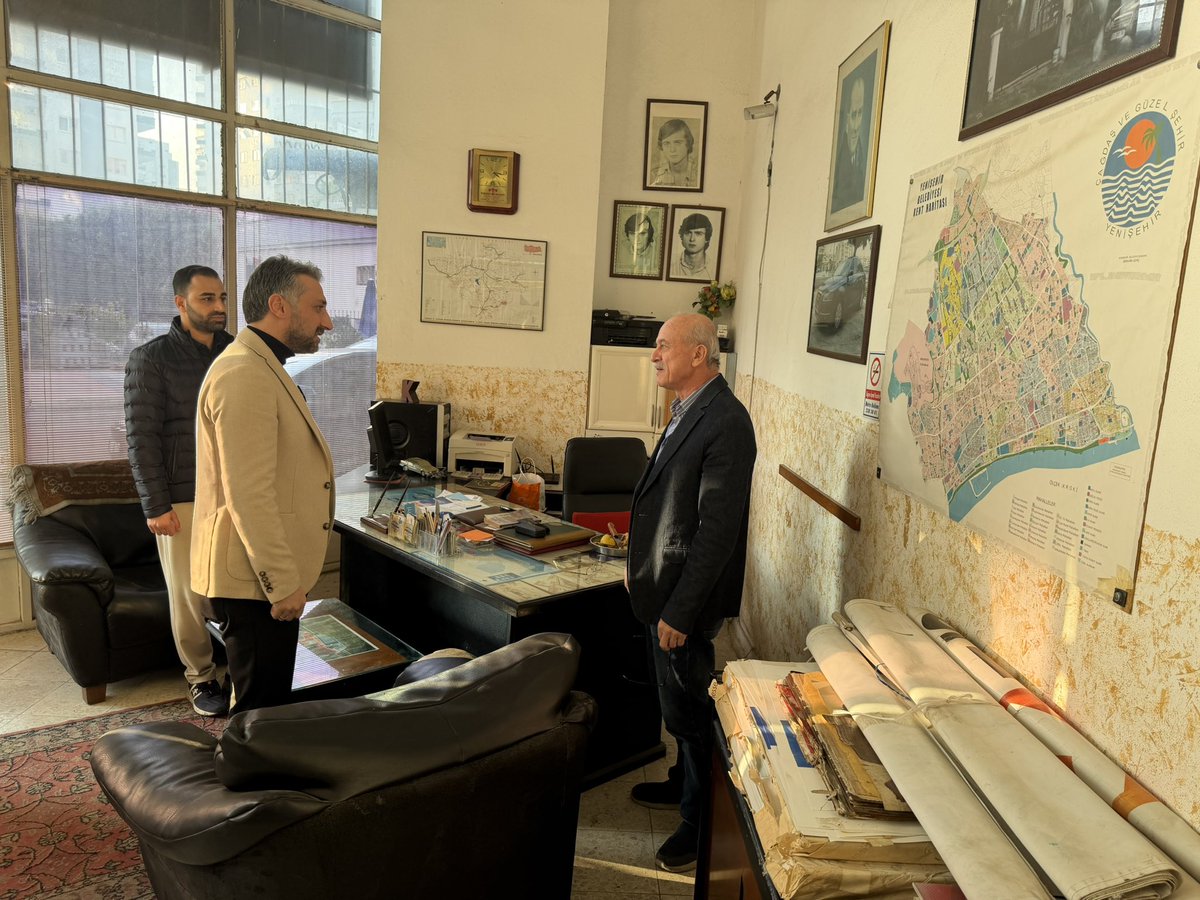 akyenisehirilce's tweet photo. 📍 Cumhuriyet Mahallesi 
🔻 Esnaf Ziyareti

İlçe Başkanımız Sn. Seyidhan Kartal ve ilçe yönetim kurulu üyelerimizle birlikte Cumhuriyet Mahallemizde esnafımızı ziyaret ettik.
Mahallemizin nabzını tutarak esnafımızla birebir sohbetler gerçekleştirdik; talep, öneri ve beklentilerini dinledik.

Her zaman olduğu gibi milletimizin yanında, sahada ve gönül gönüleyiz. Ziyaretimiz sırasında Sayın Cumhurbaşkanımız Sn. Recep Tayyip Erdoğan’ın selamlarını esnafımıza ileterek birlik ve beraberlik mesajımızı paylaştık.

Cumhuriyet Mahallemizde olduğu gibi ilçemizin her noktasında, hemşehrilerimizle bir arada olmaya, ortak akıl ve gönül birliğiyle çalışmaya kararlılıkla devam ediyoruz.