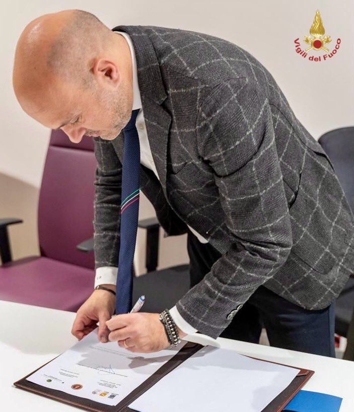 vigilidelfuoco's tweet image. Una nuova scuola per i #vigilidelfuoco, un investimento strategico per la nazione.

Firmato #oggi a #LAquila il verbale di consegna in uso governativo del compendio immobiliare CASE di Sassa: nascerà qui il nuovo Polo di #formazione territoriale dei #vvf, punto di riferimento per