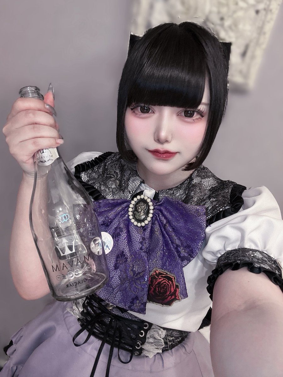 yun_Rohan's tweet photo. 𓏵　12/12 おきゅおわ　𓏵

この前ぶりゅんのお嬢様❕マバムにチェキ、ドリンクたくさんケーキにプレゼントまでありがとう😭💜こんなにいただけると思ってなかったからほんとに嬉しい😭センスよすぎ😭リップ大切すぎゆ~~持ち歩くます🥹💜二人でマバム飲むの初めてだったね🪽次は紫だーー❕楽しみ🥹 https://t.co/nEQ7yl2XIA