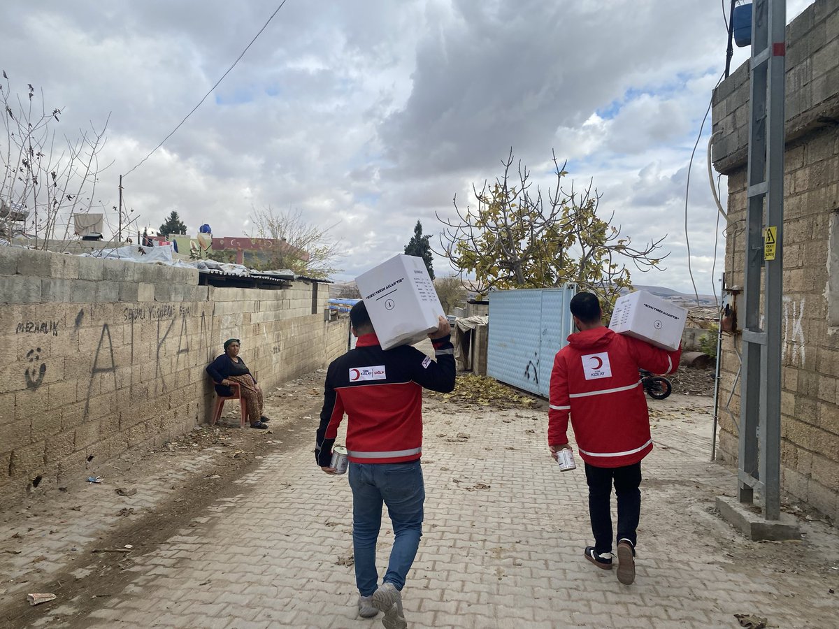 İyilik yolculuğumuz Karkamış’ta devam ediyor. 🤍

İhtiyaç sahibi ailelere gıda kolilerimizi ulaştırarak hem sofralara hem gönüllere dokunduk.
Destek veren herkese teşekkür ederiz. İyilik paylaştıkça büyür. ✨