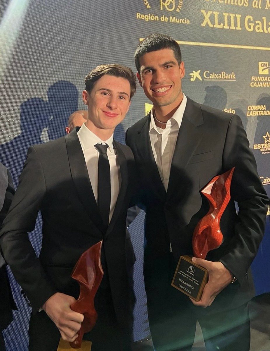 NotInfinito's tweet image. Le GOAT de son sport et un petit tennisman fan