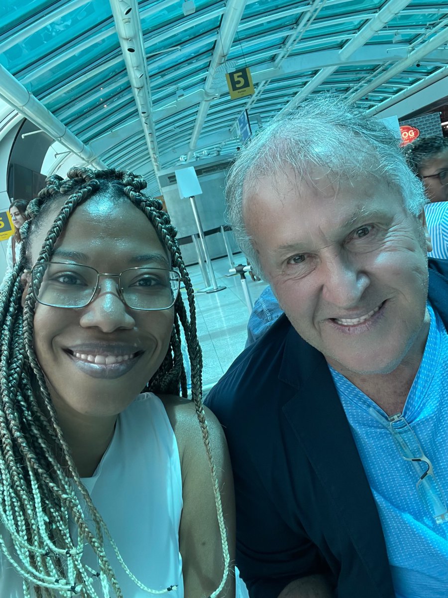 gi_gloria's tweet photo. Tô aguardando meu vôo (que está atrasado) e quando fui passar pra esperar sentada, pisei sem querer no pé de um senhor, pedi desculpas e quando ele levantou a cabeça pra dizer “tudo bem”

Era SOMENTE O ZICO.

Muito boa tarde!!! ♥️🖤 https://t.co/YY1I2tvGlB