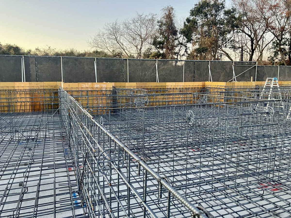 fukushi_uragi's tweet photo. つくばみらい市で進行中の児童発達支援センターの現場です。基礎工事が進んでおり、配筋検査を行いました。年内は底板のコンクリート打設まで完了予定。
#日比野設計　#福祉施設研究所　#hibinosekkei #fukushiken #児童発達支援センター　#障害　#福祉施設　#つくばみらい　#基礎工事 https://t.co/SPCZezE00F