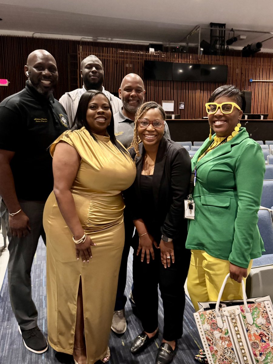 Eunice OyekolaClark tweet media